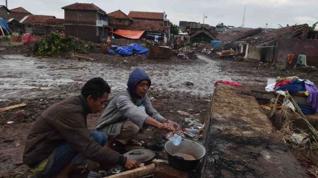 Relawan Ahmadiyah Bantu Korban Banjir Garut Dengan Nasi Bungkus