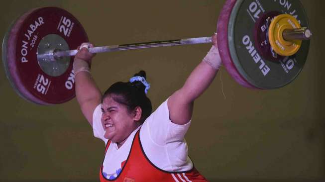 Nurul berhasil memecahkan rekor angkatan clean and jerk.