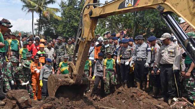 Pencarian Korban Banjir Bandang Garut