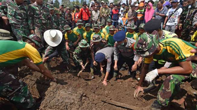 Pencarian Korban Banjir Bandang Garut