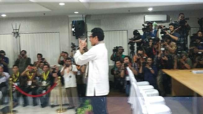 Ini Pose Sandiaga Saat Masuk KPUD yang Menarik Perhatian