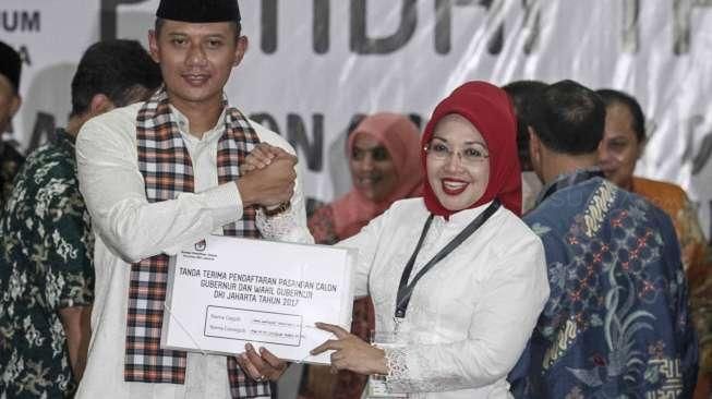 Pasangan Calon Gubernur (Cagub) dan Cawagub DKI Jakarta Agus Harimurti Yudhoyono-Sylviana Murni melakukan pendaftaran di Kantor KPUD DKI Jakarta, Salemba, Jumat (23/9/2016) malam. [Suara.com/Kurniawan Mas'ud]