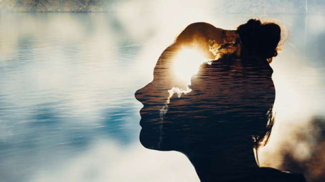 Ilustrasi cahaya pada kepala manusia / Sifat-Sifat Cahaya (Shutterstock).