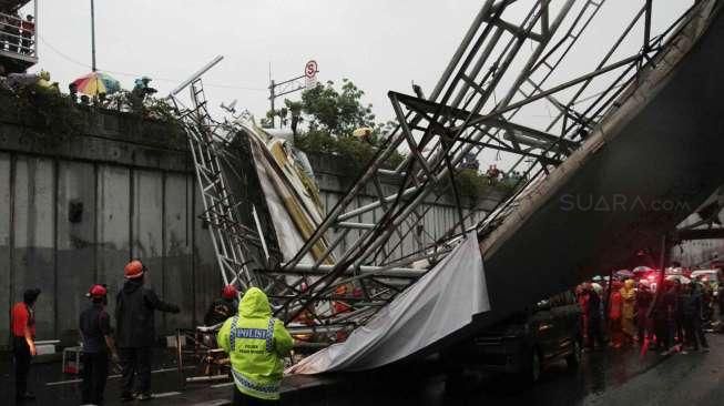 Jembatan Penyeberangan Orang Rubuh