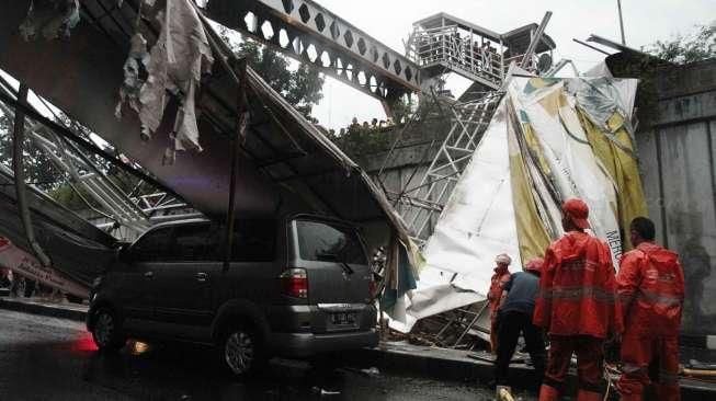 Jembatan Penyeberangan Orang Rubuh