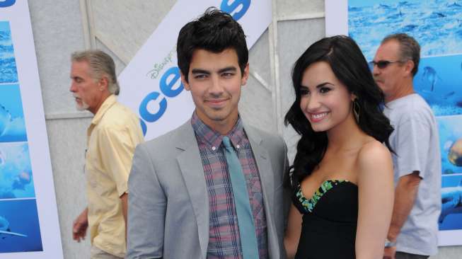 Joe Jonas and Demi Lovato at the "Oceans" Los Angeles Premiere, El Capitan Theatre, Hollywood, CA. 04-17-10