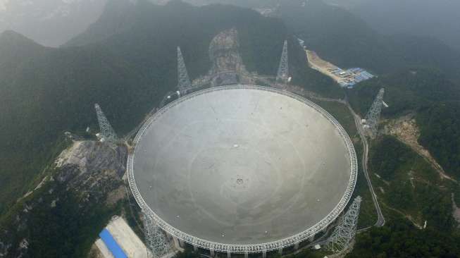 Teleskop radio teleskop radio bukaan 500 meter (FAST) di Guizhou, China mulai beroperasi pada Minggu (25/9). [AFP/STR].