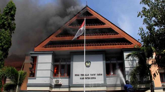 Kantor DPRD Gowa Dibakar