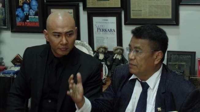 Pengacara Hotman Paris Hutapea dan Deddy Corbuzier saat memberikan keterangan kepada wartawan di Kelapa Gading, Jakarta Utara, Senin (26/9/2016). [suara.com/Ismail]