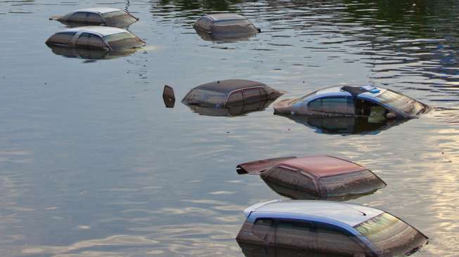 Ilustrasi mobil terendam banjir. [Shutterstock]