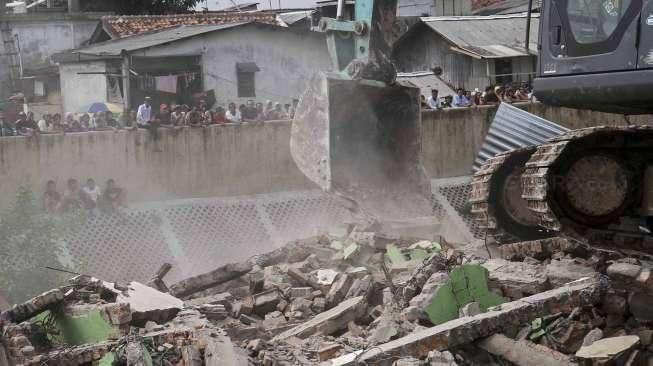 Penggusuran tersebut dilakukan terkait proyek normalisasi Kali Ciliwung.