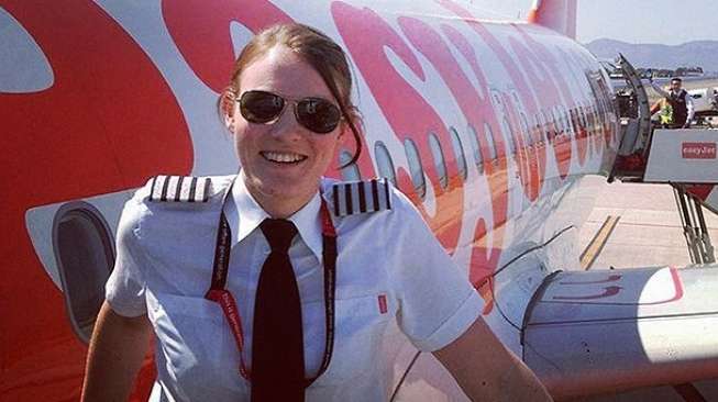 Tak Disangka! Gadis Cantik Ini Adalah Pilot Termuda di Dunia  