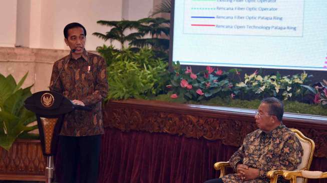 Presiden Joko Widodo memberikan arahan pelaksanaan Proyek Palapa Ring yang dikerjakan PT Palapa Timur Telematika di Istana Negara, Jakarta, Jumat (30/9).