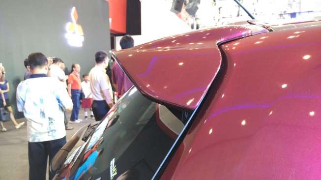 Spoiler belakang New Mitsubishi Mirage varian Exceed. [Suara.com/Insan Akbar Krisnamusi]