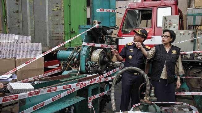 Menteri Keuangan (Menkeu) Sri Mulyani mengumumkan barang bukti rokok dengan cukai ilegal di kantor pusat Bea Cukai, Jakarta, Jumat (30/9/2016). [Suara.com/Kurniawan Mas'ud]