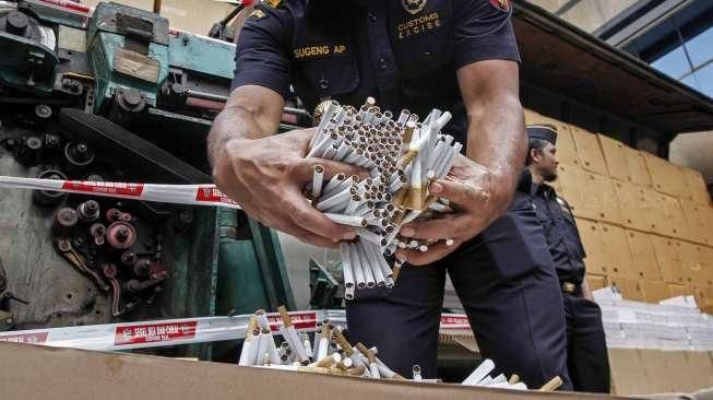 Menteri Keuangan (Menkeu) Sri Mulyani mengumumkan barang bukti rokok dengan cukai ilegal di kantor pusat Bea Cukai, Jakarta, Jumat (30/9/2016). [Suara.com/Kurniawan Mas'ud]