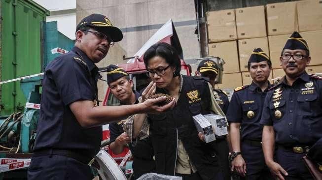 Menteri Keuangan (Menkeu) Sri Mulyani mengumumkan barang bukti rokok dengan cukai ilegal di kantor pusat Bea Cukai, Jakarta, Jumat (30/9/2016). [Suara.com/Kurniawan Mas'ud]