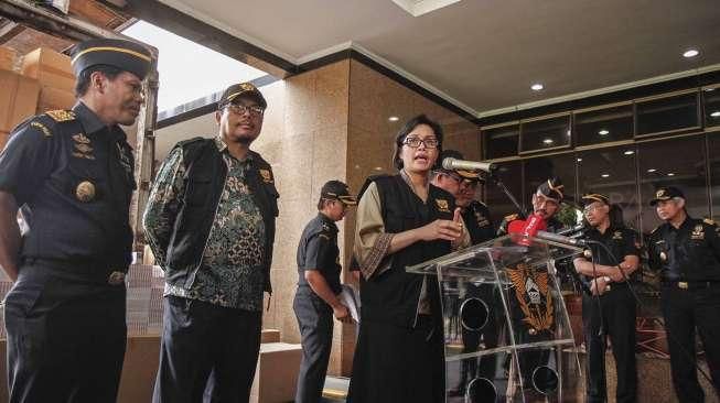 Menteri Keuangan (Menkeu) Sri Mulyani mengumumkan barang bukti rokok dengan cukai ilegal di kantor pusat Bea Cukai, Jakarta, Jumat (30/9/2016). [Suara.com/Kurniawan Mas'ud]