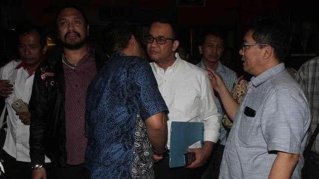 Calon Gubernur (Cagub) DKI Jakarta, Anies Baswedan, menghadiri pertemuan Forum RT/RW Jakarta di kediaman Boy Sadikin, di Jakarta, Jumat (30/9/2016). [Suara.com/Oke Atmaja]