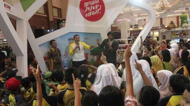 Wakil Ketua KPK Saut Situmorang mendongeng dan berbagi inspirasi dengan anak-anak dalam acara Indonesia International Book Fair di JCC, Sabtu (1/10).[Suara.com/Oke Atmaja]