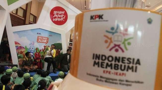 Wakil Ketua KPK Saut Situmorang mendongeng dan berbagi inspirasi dengan anak-anak dalam acara Indonesia International Book Fair di JCC, Sabtu (1/10).[Suara.com/Oke Atmaja]