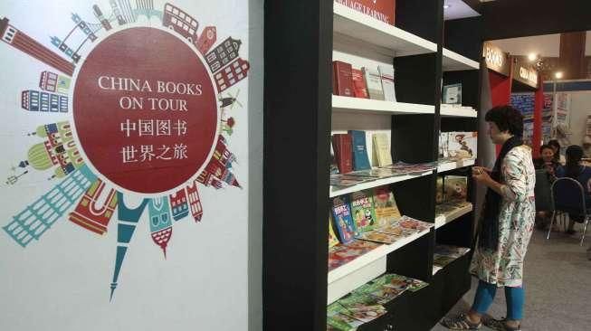 Suasana Indonesia International Book Fair 2016 di JCC, Jakarta, Sabtu (1/10). [Suara.com/Oke Atmaja]