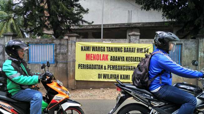 Meski Diprotes Warga, Jemaat GBKP Pasar Minggu Tetap Beribadah