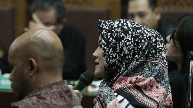 Istri terdakwa kasus suap Raperda Reklamasi Teluk Jakarta, M Sanusi, bernama Evelien, turut dihadirkan dalam sidang lanjutan di Pengadilan Tipikor, Jakarta, Senin (3/10/2016). [Suara.com/Oke Atmaja]