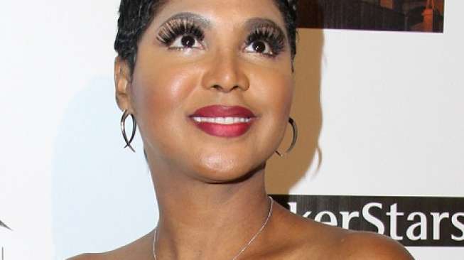 Biar Awet Muda, Penyanyi Toni Braxton Pakai Vibrator untuk Perawatan Kulit