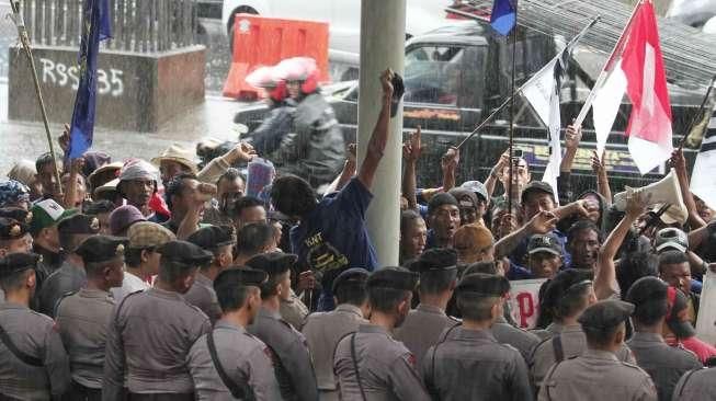 Massa yang tergabung dalam Koalisi Selamatkan Teluk Jakarta berunjuk rasa di depan Gedung KPK, Jakarta, Selasa (4/10/2016). [Suara.com/Oke Atmaja]