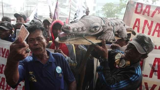 Massa yang tergabung dalam Koalisi Selamatkan Teluk Jakarta berunjuk rasa di depan Gedung KPK, Jakarta, Selasa (4/10/2016). [Suara.com/Oke Atmaja]