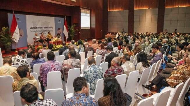 Menlu Retno Marsudi, Menkominfo Rudiantara, Kepala BKPM Thomas Lembong, perwakilan Kadin, serta sejumlah duta besar, menghadiri seminar diplomasi ekonomi di Jakarta, Selasa (4/10/2016). [Suara.com/Kurniawan Mas'ud]