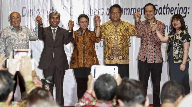 Menlu Retno Marsudi, Menkominfo Rudiantara, Kepala BKPM Thomas Lembong, perwakilan Kadin, serta sejumlah duta besar, menghadiri seminar diplomasi ekonomi di Jakarta, Selasa (4/10/2016). [Suara.com/Kurniawan Mas'ud]