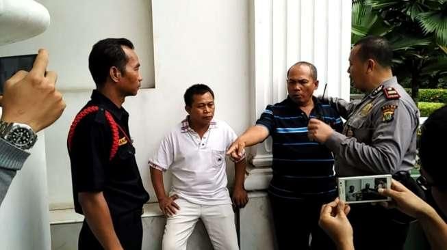 Adu Mulut dengan Staf Ahok, Warga Diusir dari Balai Kota