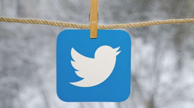 Ilustrasi logo Twitter digantung di jemuran (Shutterstock).
