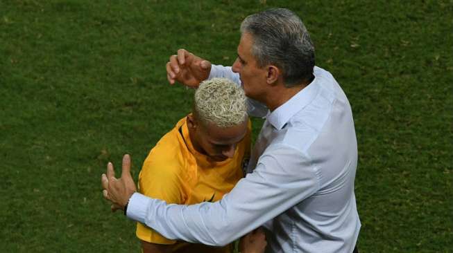 Pelatih Brasil Tite memeluk Neymar usai pertandingan. VANDERLEI ALMEIDA / AFP