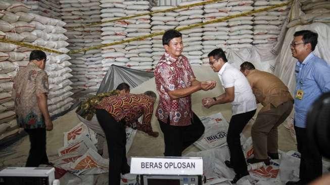 Bareskrim Gerebek Gudang Beras Oplosan