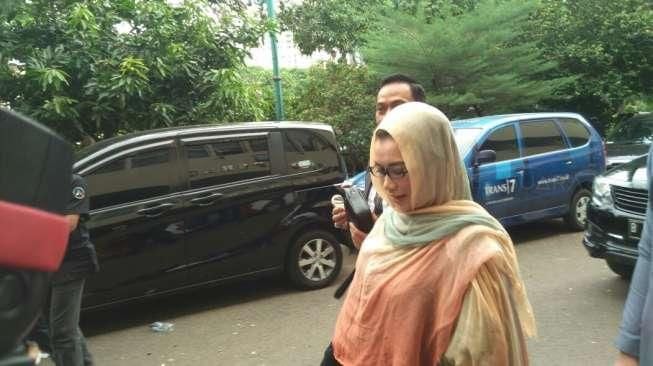 Laporkan Aa Gatot ke Polda Metro, Reza Mendadak Berkerudung