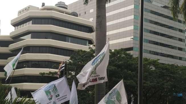 Demo di Depan KPK Kacau, Mahasiswa Ingin Turunkan Merah Putih