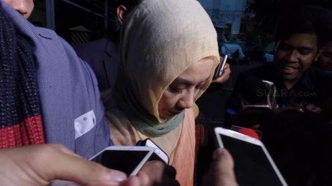 Reza Artamevia usai melaporkan Gatot Brajamusti di Polda Metro Jaya, Jumat (7/10/2016). [suara.com/Ismail]