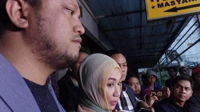 Reza Artamevia usai melaporkan Gatot Brajamusti di Polda Metro Jaya, Jumat (7/10/2016). [suara.com/Ismail]