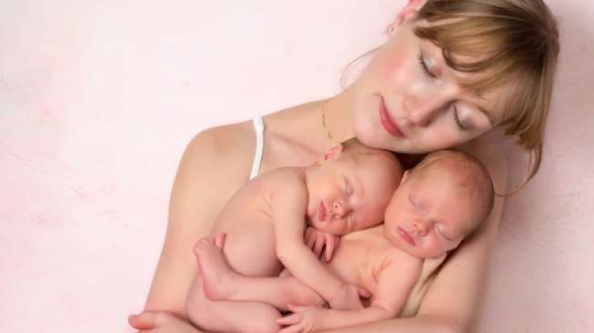 ilustrasi bayi kembar (shutterstock)