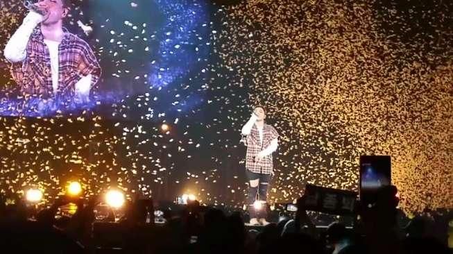 Taeyang BigBang tampil di konser bertajuk Saranghaeyo Indonesia 2016, Indonesia Convention Exhibition (ICE), BSD, Tangerang, Sabtu (8/10/2016) [suara.com/Nanda]