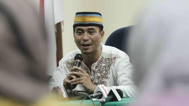 Dirjen HAM Kemenkumham, Mualimin Abdi, bersama Budi Imam pemilik Fresh Laundry, melakukan pertemuan di Gedung Ditjen HAM Kemenkumham, Jakarta, Senin (10/10/2016). [Suara.com/Oke Atmaja]