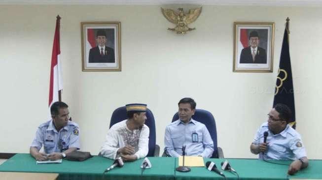 Dirjen HAM Kemenkumham, Mualimin Abdi, bersama Budi Imam pemilik Fresh Laundry, melakukan pertemuan di Gedung Ditjen HAM Kemenkumham, Jakarta, Senin (10/10/2016). [Suara.com/Oke Atmaja]
