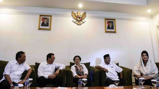PDIP mengajak pasangan calon Gubernur dan Wakil Gubernur berziarah ke makam Bung Karno.