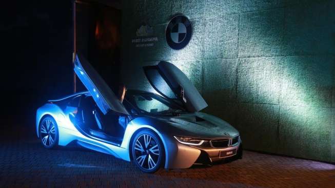 BMW i8 Ini Berodakan 'Emas'