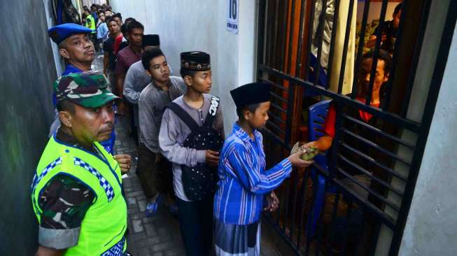 Sebanyak 30.000 bungkus nasi jangkrik dibagikan pada warga dari berbagai daerah.