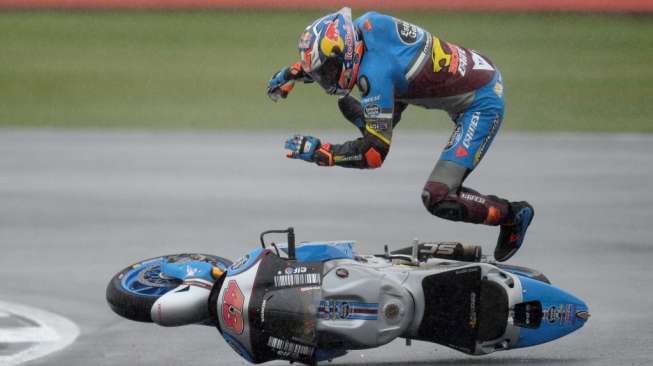 Pebalap Estrella Galicia 0,0 Marc VDS, Jack Miller, terpelanting dari motornya saat sesi kualifikasi GP Inggris di Sirkuit Silverstone, (3/9) lalu [AFP/Oli Scarff]