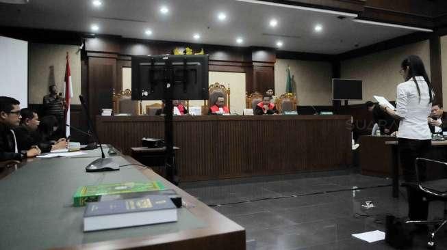 Terdakwa kasus dugaan pembunuhan Wayan Mirna Salihin, Jessica Kumala Wongso, membacakan nota pembelaan (pleidoi) pada sidang lanjutan di PN Jakarta Pusat, Rabu (12/10/2016). [Suara.com/Oke Atmaja]